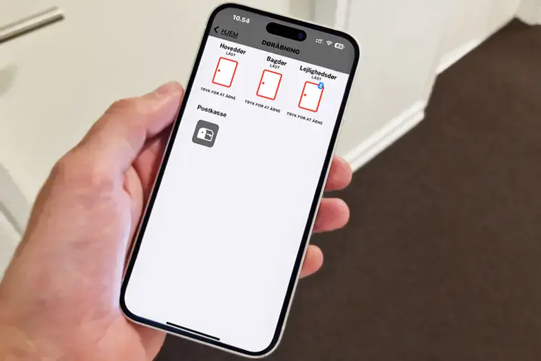 Mobiltelefon viser app til døråbning og postkasseadgang i ejendom