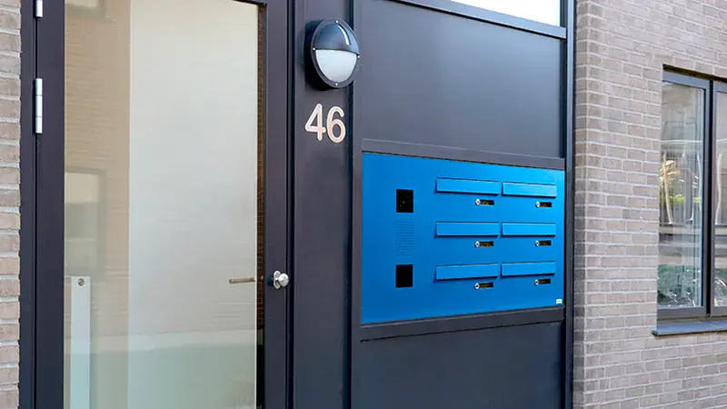 Digitalt postkasseanlæg som vinduesfyldning med integreret dørtelefoni og adgangskontrol