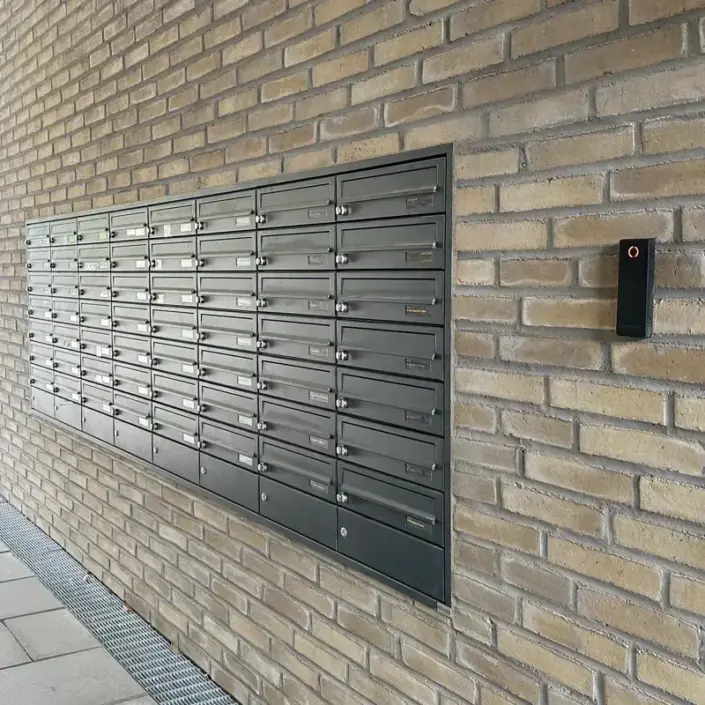 Nørrelund i Glostrup har valgt et planforsænket EP Digital postkasseanlæg, der er integreret med ejendommens adgangskontrol