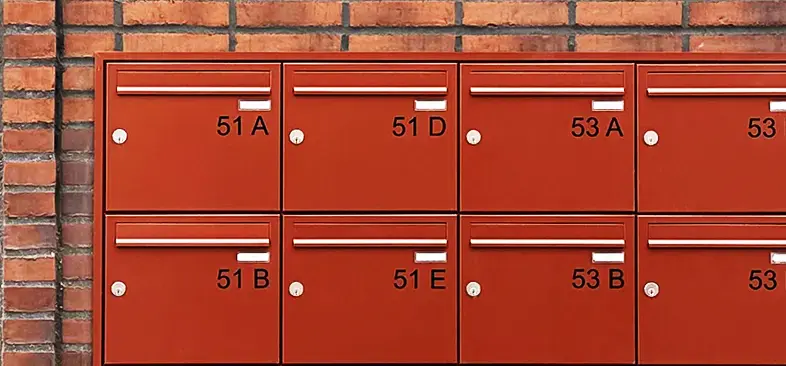Skræddersyede postkasseanlæg med en rød tråd til arkitekturen