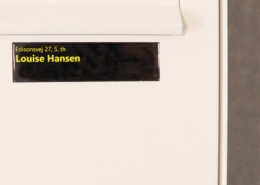 Digitalt postkasseanlæg med digitale navne-displays