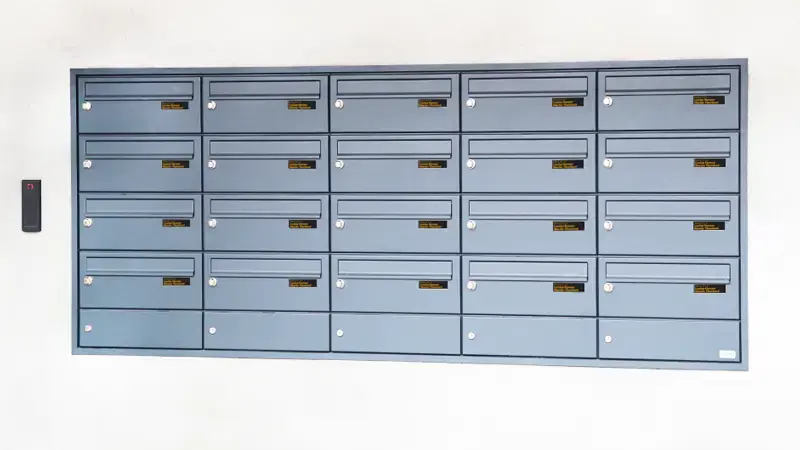 Digitalt postkasseanlæg til montering i facaden