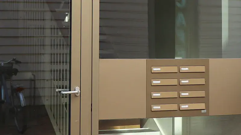 Postkasseanlæg til vinduesfyldning integreres direkte i indgangspartiet