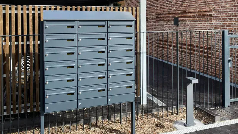 Digitalt postkasseanlæg som fritstående stander