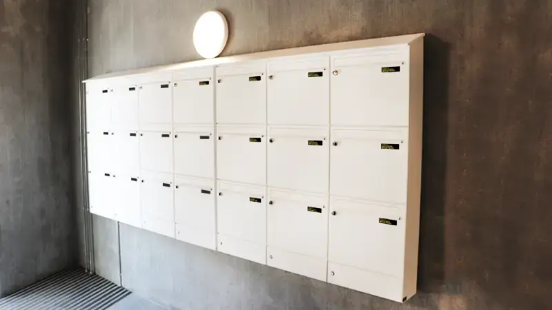 Digitalt postkasseanlæg monteres direkte på væggen