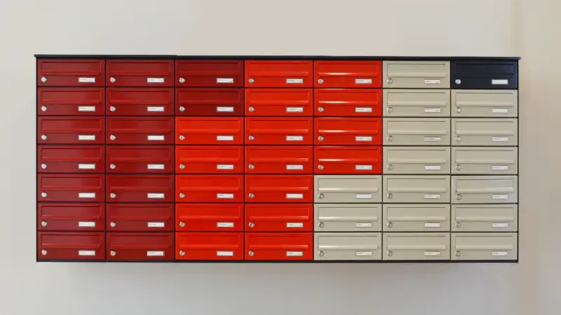 Hos Plejecenteret Hørgården bruger de farvede postkassesystemer til visuel orientering