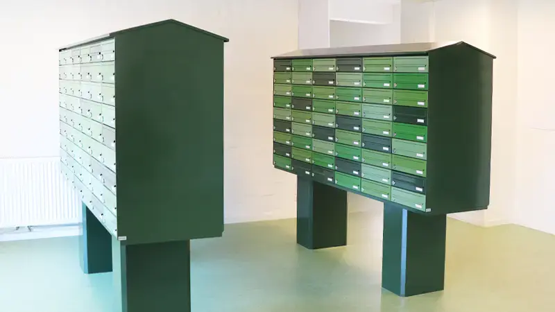 Skræddersyet postkasseanlæg på stander til arkitekter